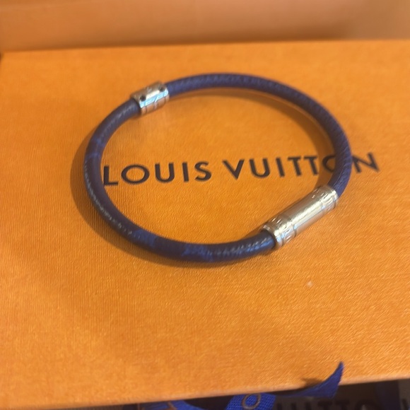 Louise Vuitton leather bracelet from Dallas Galleria store. Approx 2 yrs old - Picture 4 of 9